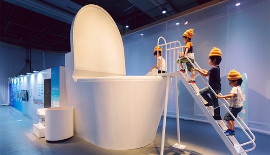 שקופיות שירותים וכובעי קקא – ברוכים הבאים לתערוכה הכי שטותית בטוקיו