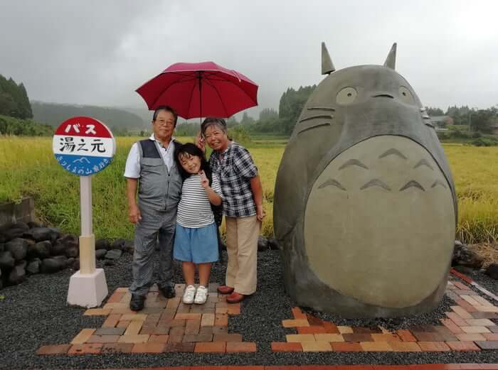 פנסיונרים ביפן שיחזרו את התחנת האוטובוס של טוטורו במציאות :)