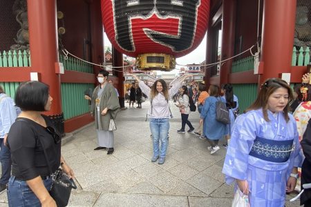 סיור במזרח טוקיו המדריכה בכניסה למקדש