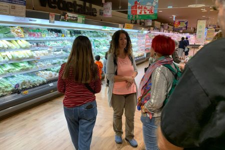 המדריכה ותיירים בסופרמרקט ביפן